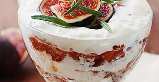 Десерт со взбитыми сливками, с инжиром и розмарином