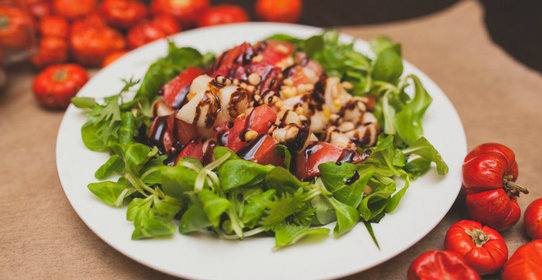 Легкий салат с грушей и помидорами с заправкой крем-бальзамик