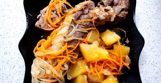 Свиные ребрышки, тушеные с овощами