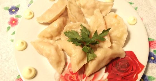 Картофельные вареники с морковью и луком