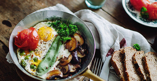 Запеченные яйца с овощами