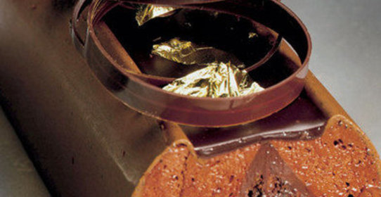 Шоколадный бисквит с муссом из горького шоколада и апельсиновым конфитюром