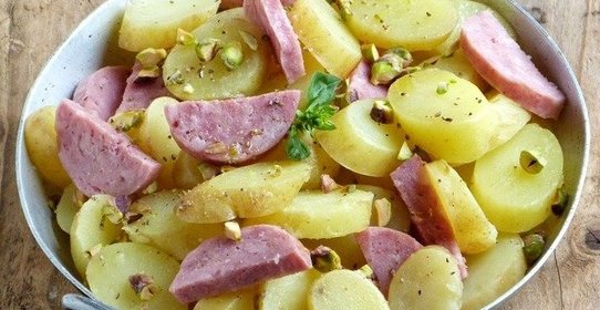 Теплый салат с картофелем и колбасками