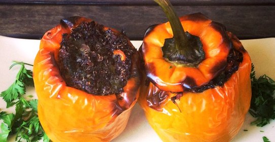Болгарские перцы, фаршированные киноа и овощами