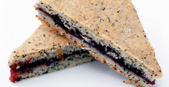 Песочные пирожные с маком и фруктовой прослойкой