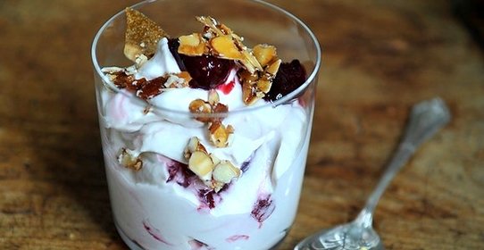 Десерт из вишни и орехов