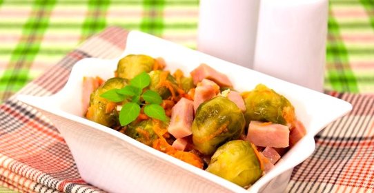 Брюссельская капуста, запеченная с ветчиной