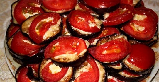 Запеченные баклажаны с сыром и помидорами