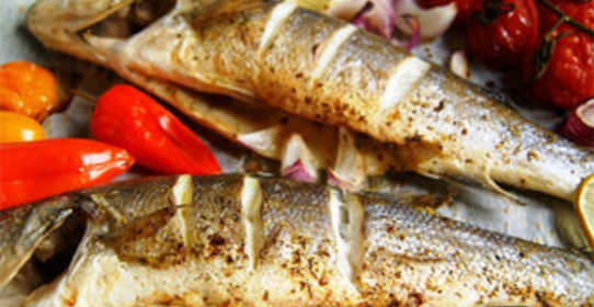 Сибас, запеченный с крымским луком и овощами