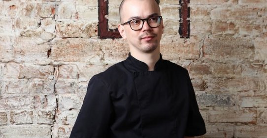 Блины с карамелизированным бананом, гранолой и шоколадным мороженым от Тимура Абузярова