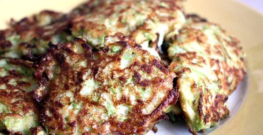 Оладьи из цукини со сметаной и мускатным орехом