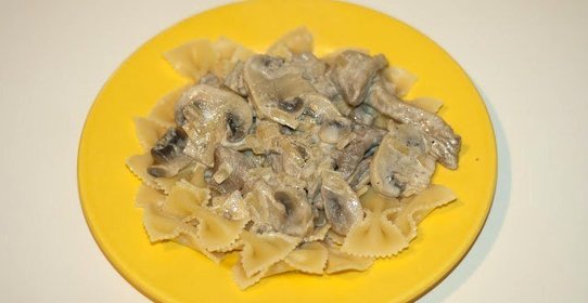 Фарфалле со свининой в грибном соусе