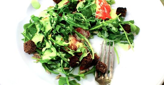 Лосось, маринованный в сладком уксусе, с соусом из сметаны и зеленого лука