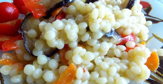 Птитим с баклажанами и болгарским перцем