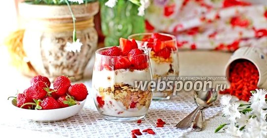 Завтрак в стакане с йогуртом и ягодами годжи