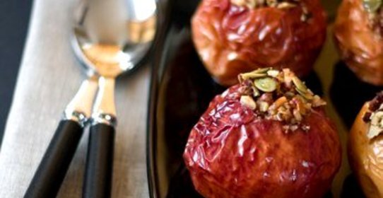 Печеные яблоки с вишней, фисташками, портвейном и апельсиновой цедрой