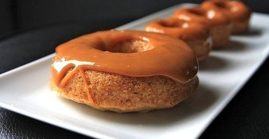 Яблочные пончики с карамелью