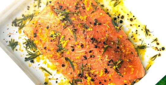 Лосось с можжевельником и розмарином