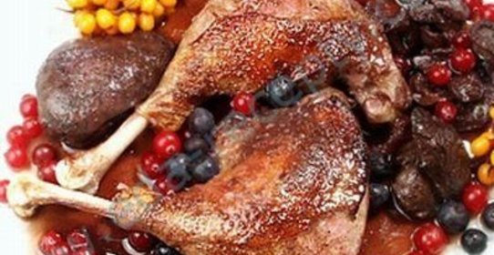 Жареная утка с клюквой
