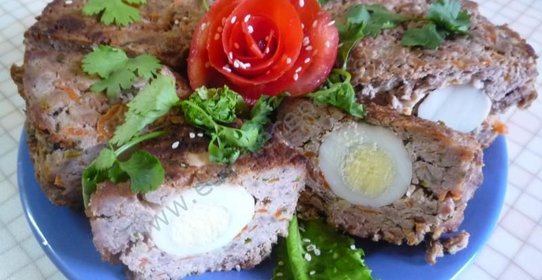 Мясное пасхальное кольцо с яйцами