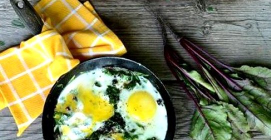 Яичница со свекольной ботвой