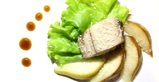 Запеченый тунец с гарниром из груш