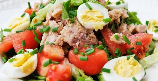 Салат с тунцом и помидорами