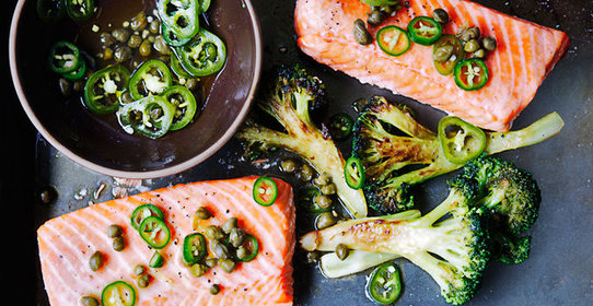 Семга с брокколи, каперсами и перчиком халапеньо