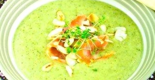 Суп-крем из брокколи с лососем и миндалем