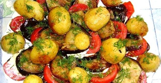 Молодой картофель с овощами