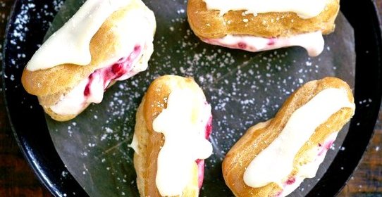 Эклеры с малиновым кремом и белым шоколадом