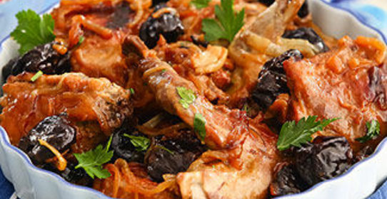 Кролик, тушеный с черносливом в мультиварке