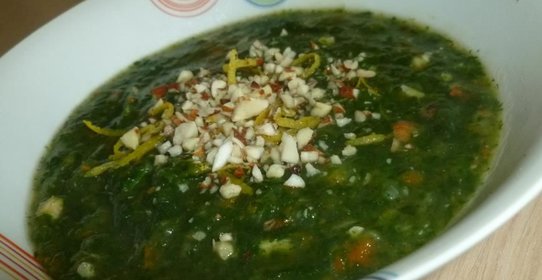 Крем-суп из шпината с миндалем и лимоном