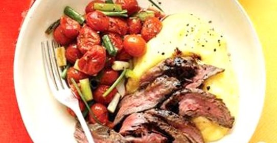 Стейк с полентой и жареными помидорами