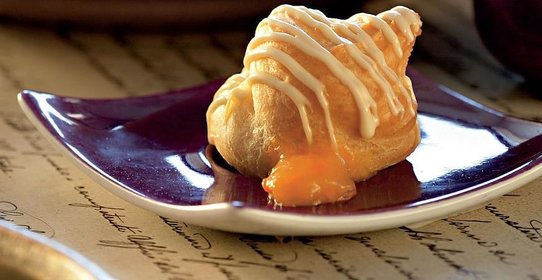 Имбирные профитроли с манго