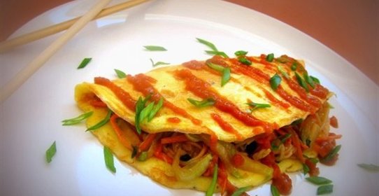 Омусоба – японский омлет с овощами, лапшой и соусом тонкацу