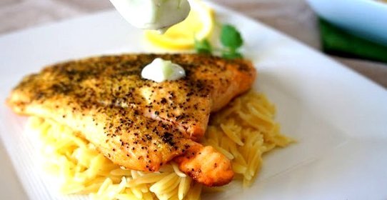 Лосось по‑гречески с соусом дзадзики