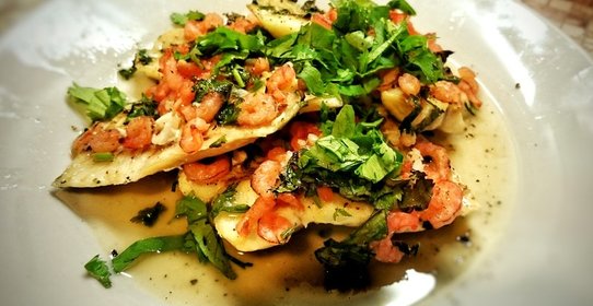 Запеченное филе трески с креветками и чесноком