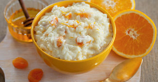 Молочная рисовая каша с курагой и апельсиновым соком в мультиварке