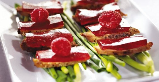 Утиная грудка с малиновым желе