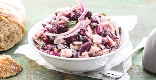 Салат с колбасой и фасолью