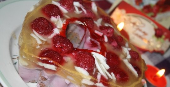 Пирожное-валентинка с бисвитом, йогуртом и малиной