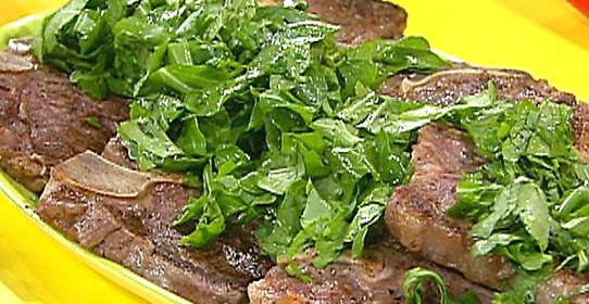 Стейк на ребре с сыром, оливками и травами