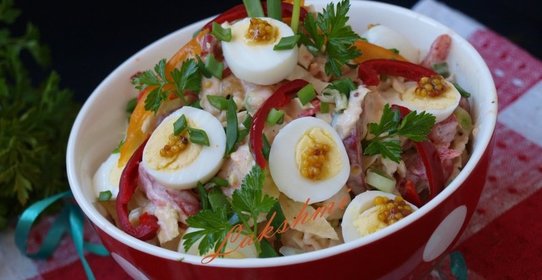 Салат из савойской капусты с хурмой и перепелиными яйцами