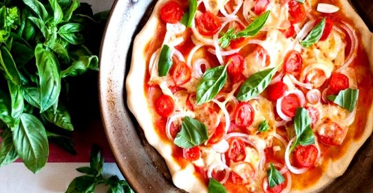 Томатная пицца с луком