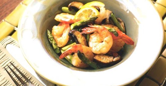 Креветки с грибами и спаржей