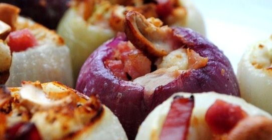Фаршированный лук, запеченный в беконе