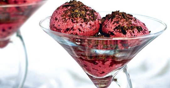 Йогуртовое мороженое с черной смородиной