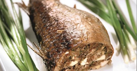 Кефаль, фаршированная грибами и гречкой