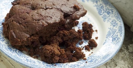 Шоколадный фондан с вишней